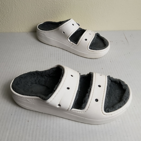 CROCS Classic Cozzzy Women's White and Gray Fuzzy Sandals Unisex W/8 M/6 - Picture 2 of 6